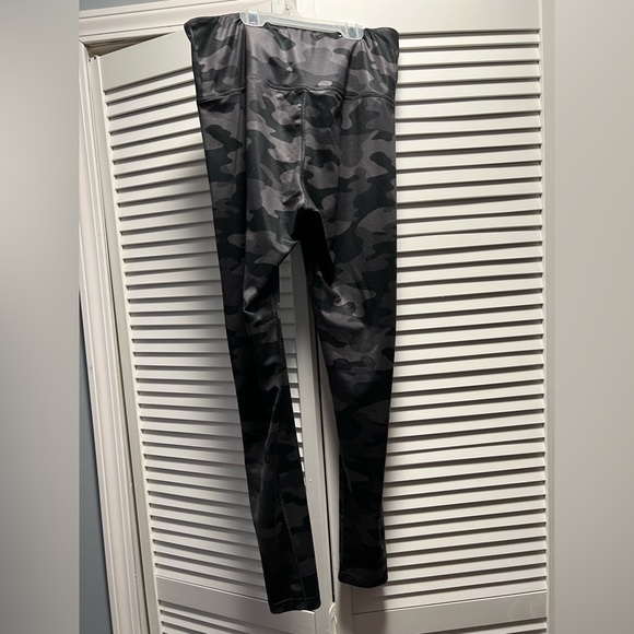 Kohls Black Camo Leggings Size L - Picture 2 of 4